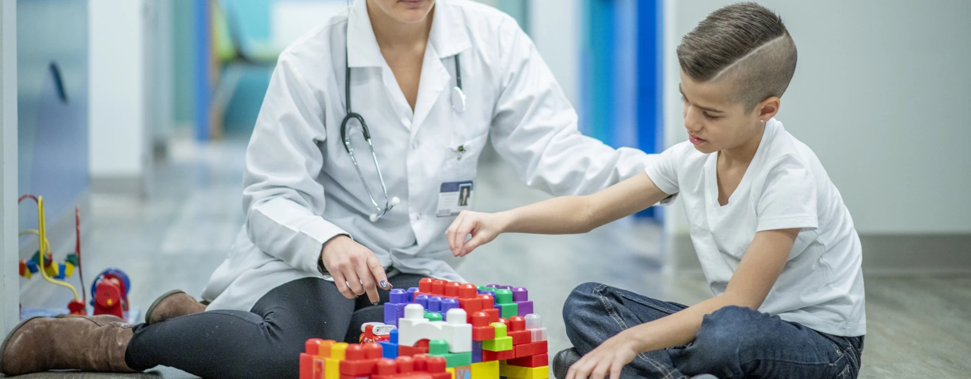 Dziecko bawiące się klockami przy lekarce